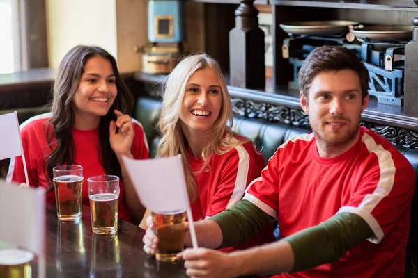 Fans ou amis regardant le football au bar sportif — Photo