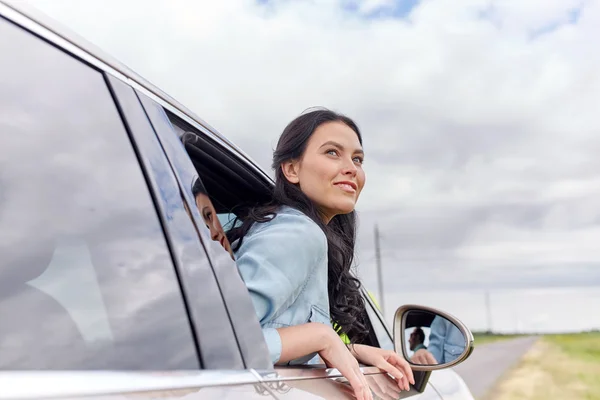 幸福的年轻女人开的车 — 图库照片