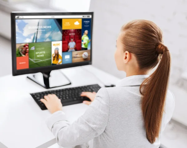 Affärskvinna med Internet-sida på dator — Stockfoto