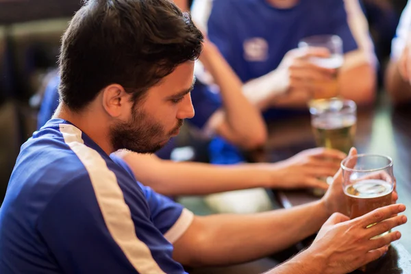 Fotbollsfans eller vänner med öl på sport bar — Stockfoto