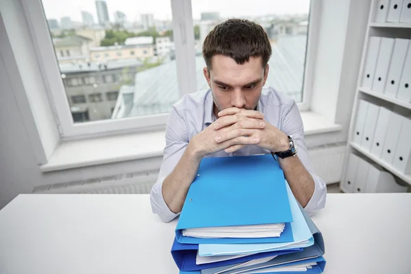 Affärsman med papper från sekreterare i office — Stockfoto