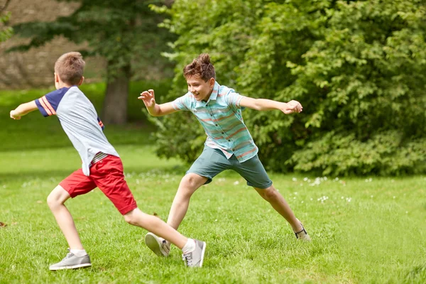 Niños felices corriendo y jugando al aire libre — Foto de Stock