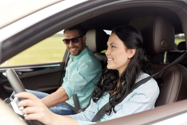Homem feliz e mulher dirigindo no carro — Fotografia de Stock