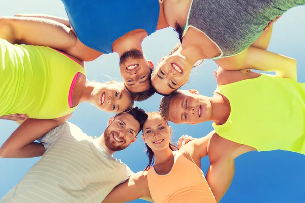 Grupo de amigos deportistas felices en círculo al aire libre — Foto de Stock