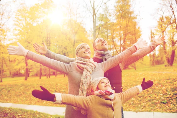 Família feliz se divertindo no parque de outono — Fotografia de Stock