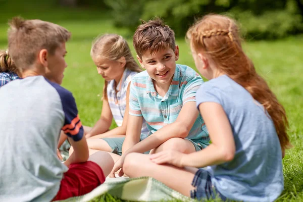 Grupp av glada barn eller vänner utomhus — Stockfoto