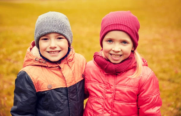 Щаслива маленька дівчинка і хлопчик в осінньому парку — стокове фото