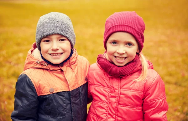 Feliz niña y niño en el parque de otoño —  Fotos de Stock