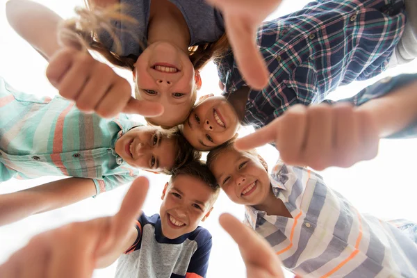 Enfants heureux montrant pouces en cercle — Photo