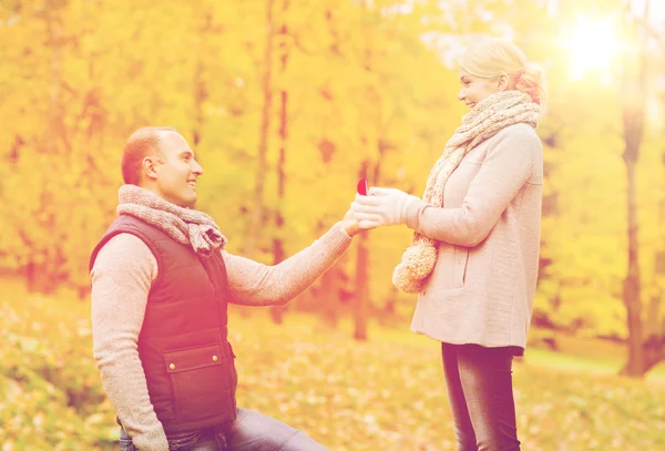 Smiling couple with engagement ring in gift box — Stock Photo, Image