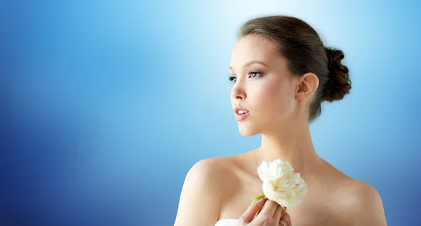 Mooie Aziatische vrouw met bloem en sieraden — Stockfoto