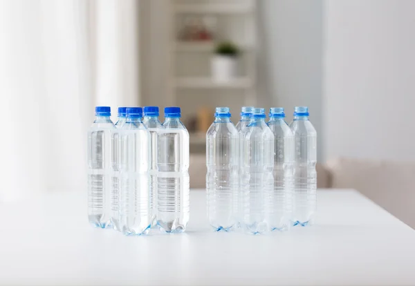 Fermer les bouteilles d'eau potable sur la table — Photo