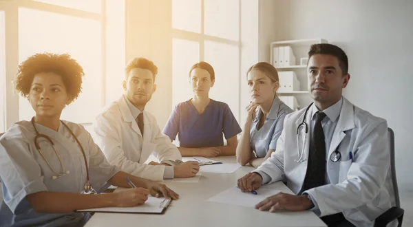 Gruppe glücklicher Ärzte trifft sich im Krankenhaus — Stockfoto