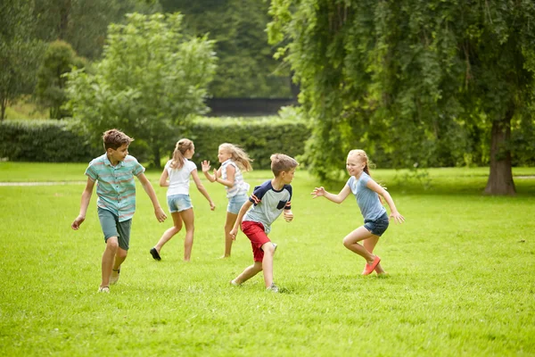 Glückliche Kinder laufen und spielen im Freien — Stockfoto