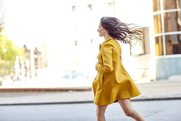 Felice giovane donna che corre lungo la strada della città — Foto Stock