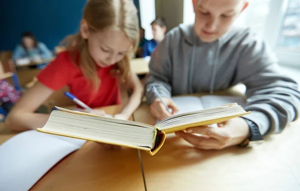 Studenty středních škol, čtení knihy a učení — Stock fotografie