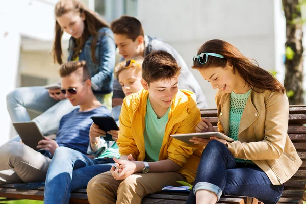 Группа студентов с планшетным ПК на школьном дворе — стоковое фото