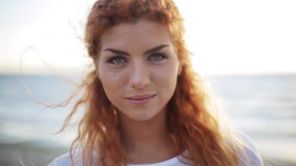 Щаслива молода руда жінка обличчя на пляжі — стокове відео