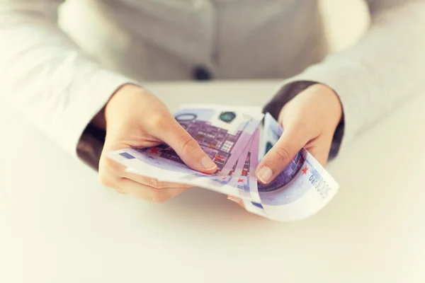 Крупным планом руки женщин, считающих деньги в евро — стоковое фото
