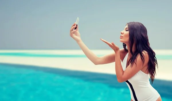 Νεαρή γυναίκα που παίρνει selfie με smartphone — Φωτογραφία Αρχείου
