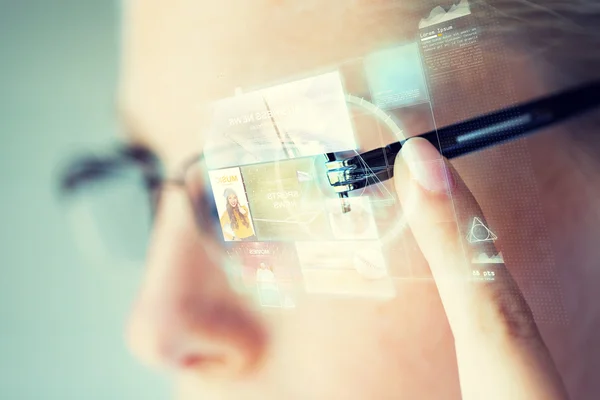 Zblízka ženy v brýlích s virtuální obrazovka — Stock fotografie