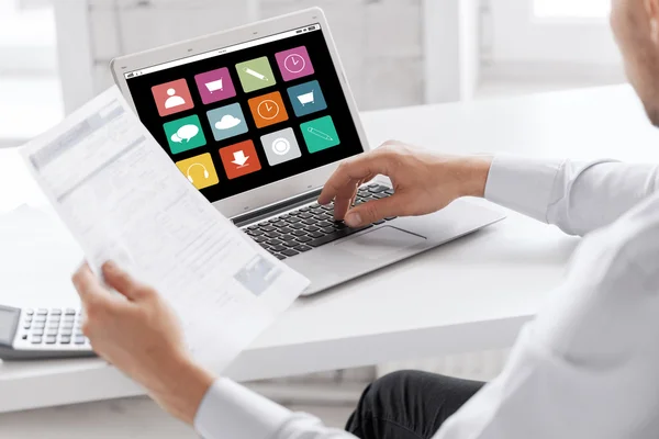 Businessman with laptop computer working at office — Stock Photo, Image