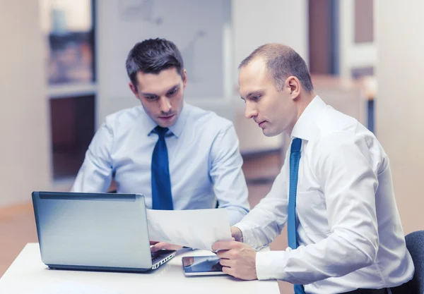 Deux hommes d'affaires en discussion au bureau — Photo