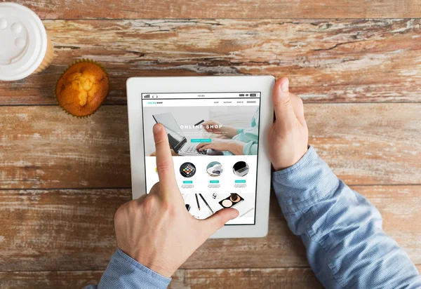 Εσωτερικη χέρια με ηλεκτρονικό κατάστημα σε tablet pc — Φωτογραφία Αρχείου