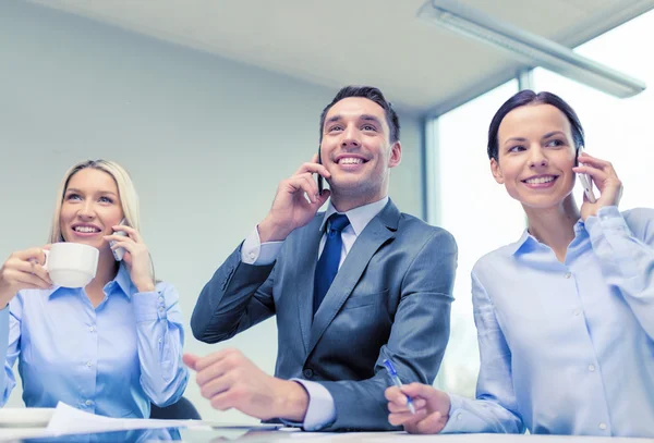 Equipo de negocios con smartphones conversando —  Fotos de Stock