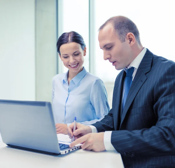 Équipe d'affaires avec ordinateur portable en discussion — Photo