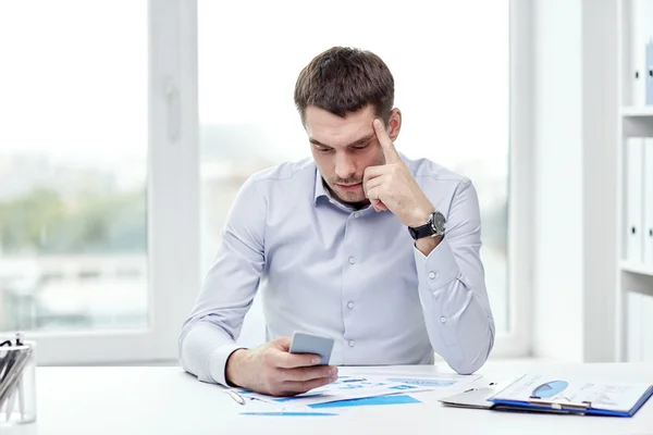 Primer plano de hombre de negocios con smartphone —  Fotos de Stock