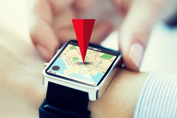 Zamknij się rąk z mapą na pokładzie smartwatch ekranu — Zdjęcie stockowe