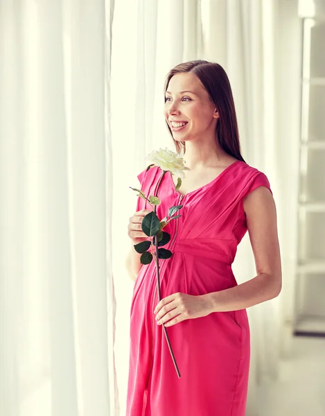 バラの花を自宅で幸せな妊娠中の女性 — ストック写真