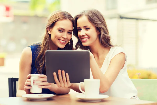 Mulheres jovens com tablet pc e café no café — Fotografia de Stock