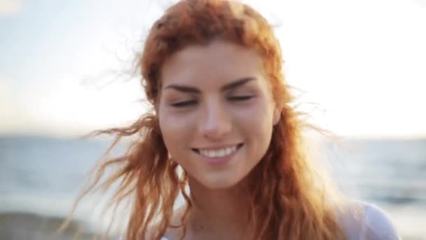 Gelukkig jonge roodharige vrouw gezicht op strand — Stockvideo