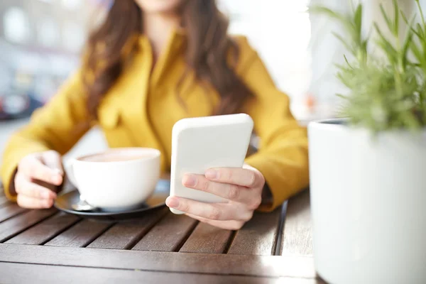 Nahaufnahme einer Frau, die im Café auf dem Smartphone SMS schreibt — Stockfoto