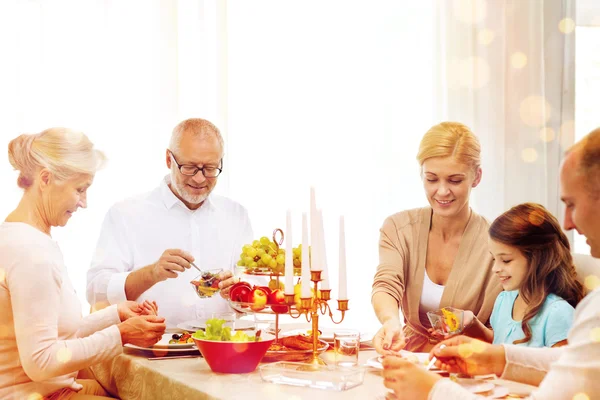 Leende familj att ha semester middag hemma — Stockfoto