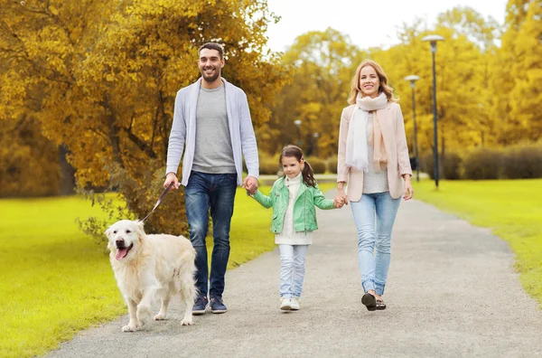 Familia feliz con el perro Labrador Retriever en el parque — Foto de Stock