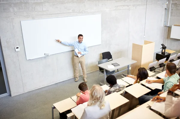 Gruppo di studenti e insegnante a lezione — Foto Stock