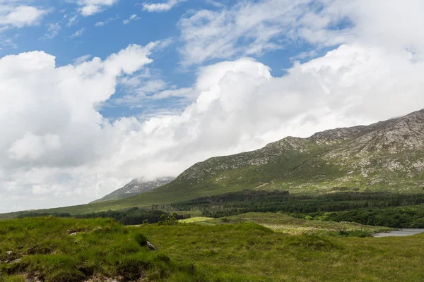 Pohled do prostého a kopce v connemara v Irsku — Stock fotografie