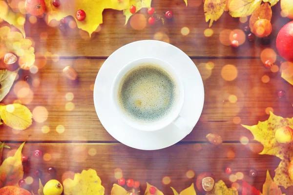 Close up de xícara de café na mesa com folhas de outono — Fotografia de Stock