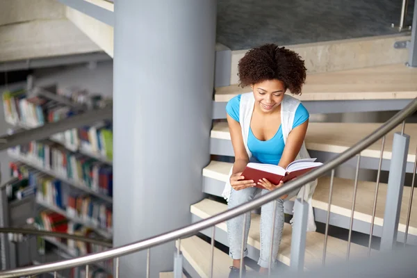 Afryki student dziewczyna czytania książki w bibliotece — Zdjęcie stockowe