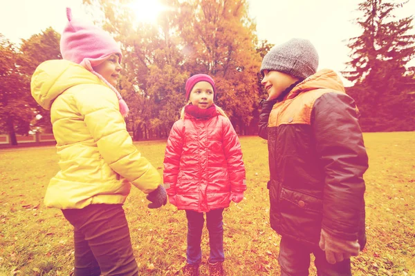 Groupe d'enfants heureux parlant dans le parc d'automne — Photo