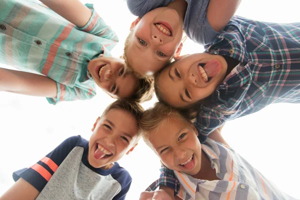 Grupp glada barn som visar tungan i cirkel — Stockfoto