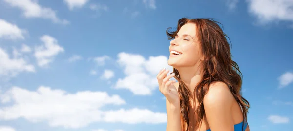 Heureuse belle femme sur ciel bleu et nuages — Photo