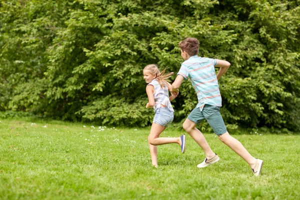 Glada barn springa och spela spel utomhus — Stockfoto