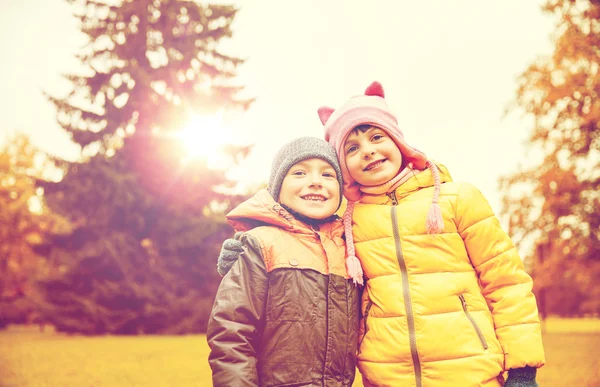 Felice bambina e ragazzo nel parco autunnale — Foto Stock