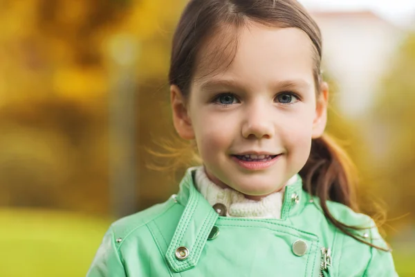 Glücklich schöne kleine Mädchen Porträt im Freien — Stockfoto