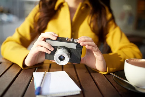 Primer plano de la mujer con la cámara en el café de la ciudad — Foto de Stock