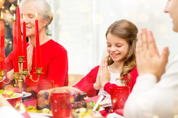 Leende familj att ha semester middag hemma — Stockfoto